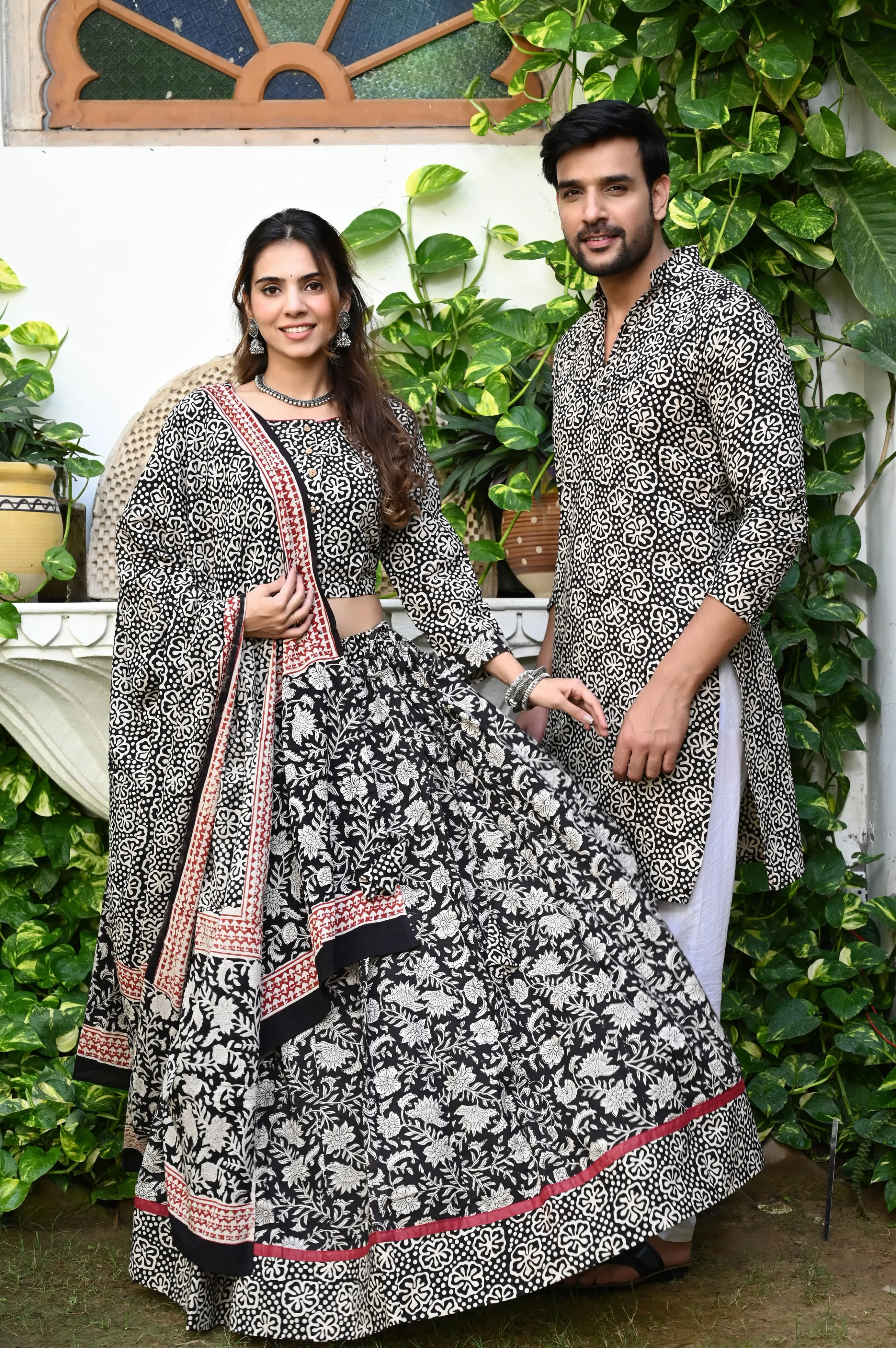 Black Color Twinning Couple Set In Flora