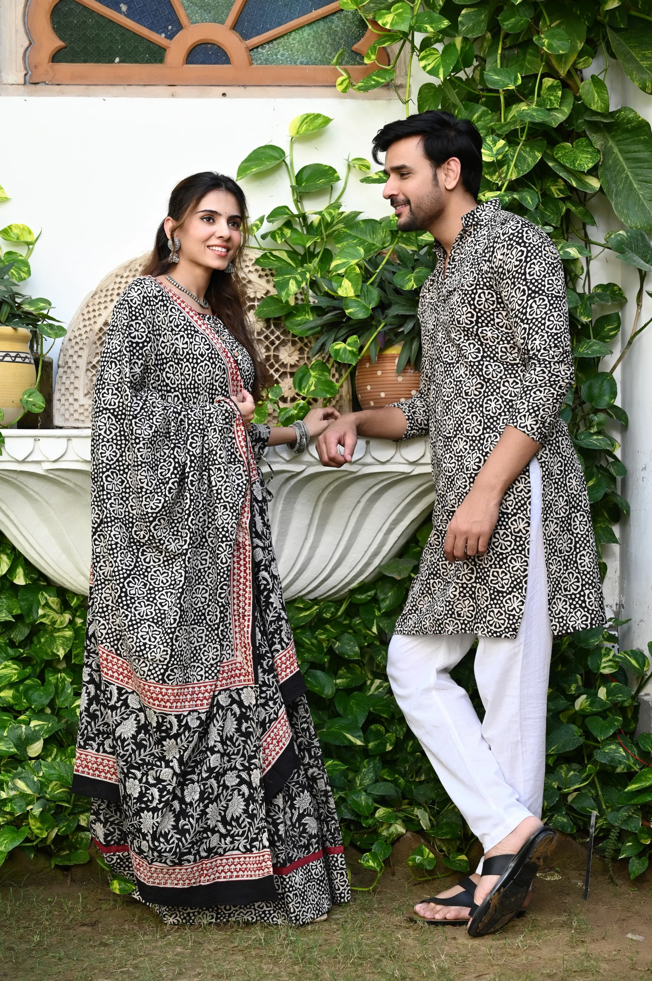 Black Color Twinning Couple Set In Flora