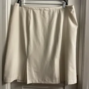 Jessica London NWT Size 20 Plus Mermaid Pleated Skirt in Ivory/Winter White