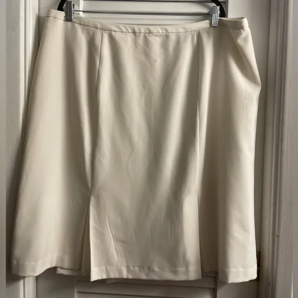 Jessica London NWT Size 20 Plus Mermaid Pleated Skirt in Ivory/Winter White