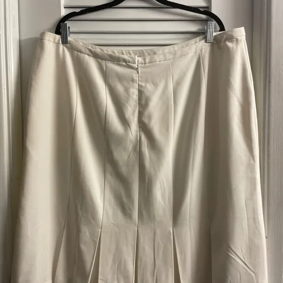 Jessica London NWT Size 20 Plus Mermaid Pleated Skirt in Ivory/Winter White