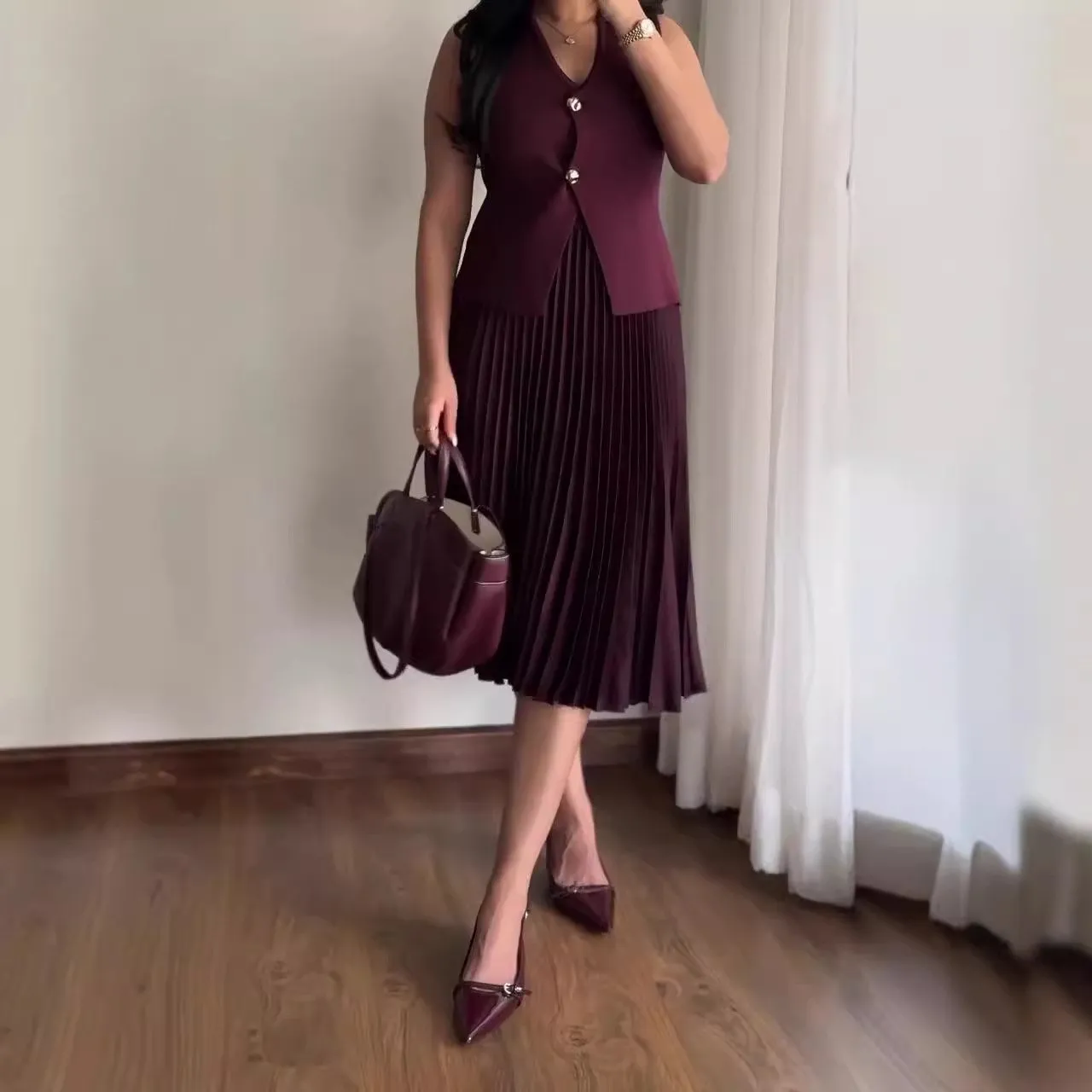 Knitted vest pleated skirt suit