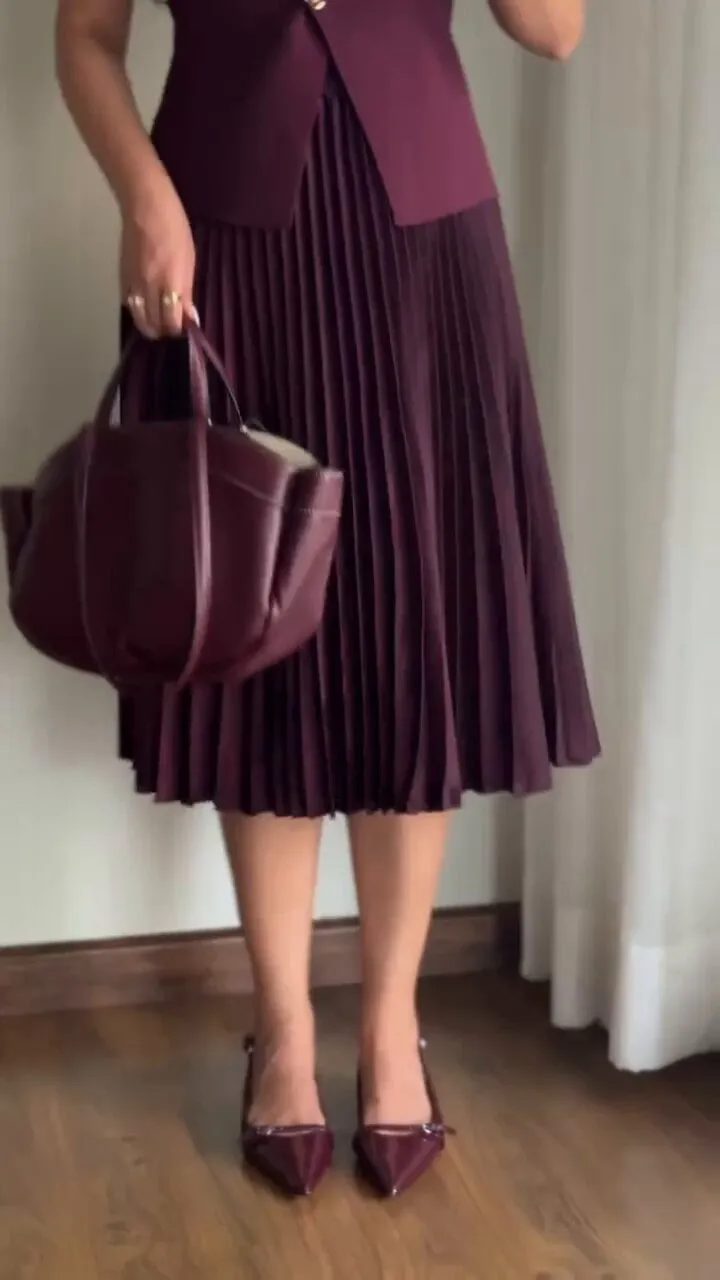 Knitted vest pleated skirt suit