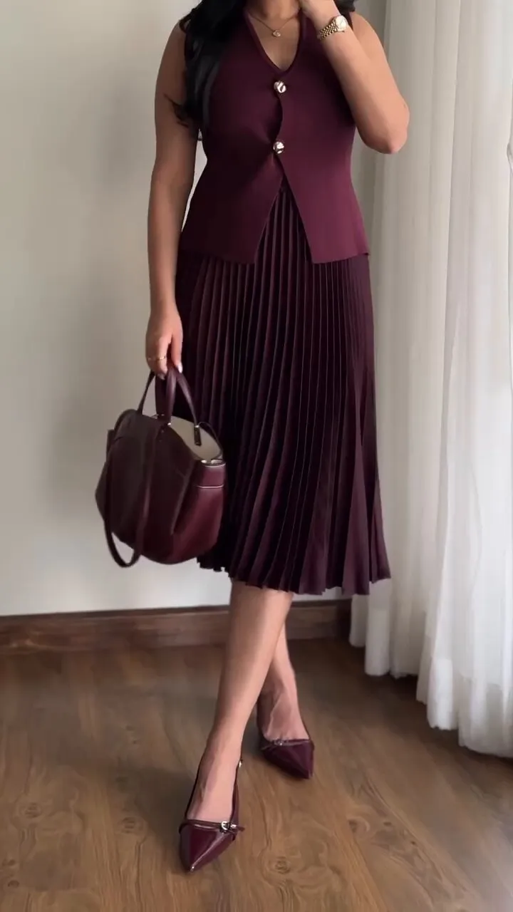 Knitted vest pleated skirt suit