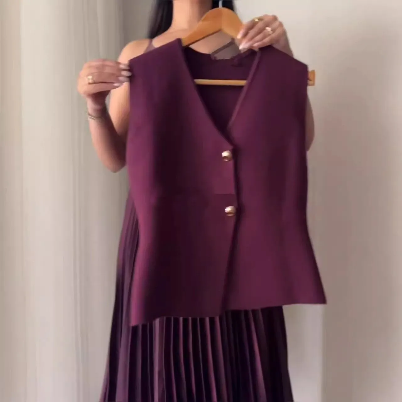 Knitted vest pleated skirt suit