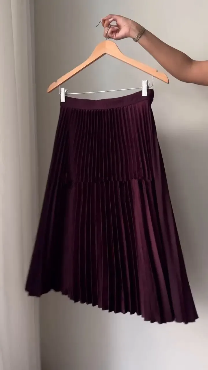 Knitted vest pleated skirt suit
