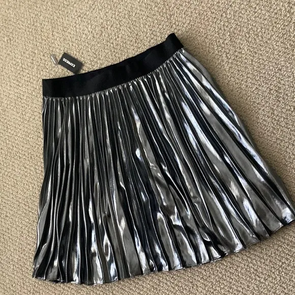 NEW Express Metallic Silver Pleated Mini Skirt Elastic Lined Small $88 ASO NWT