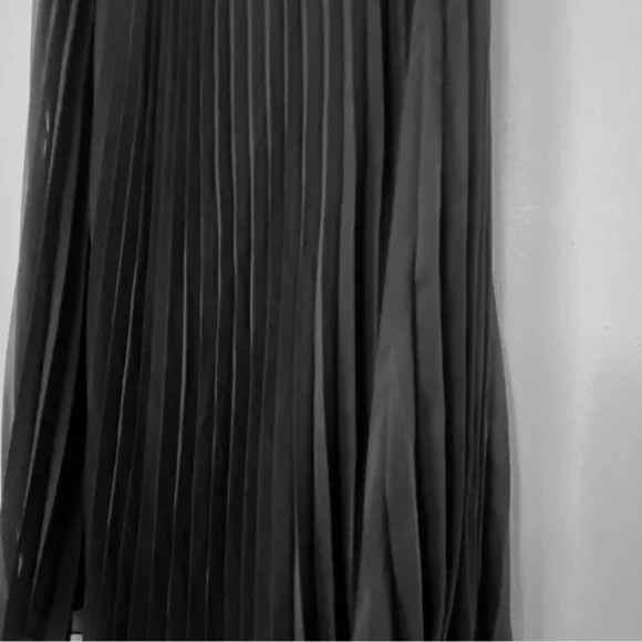 New  Vince Camuto Black Midi Complete Pleated Skirt. Sz S