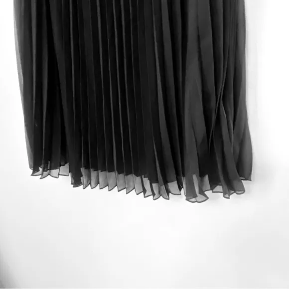 New  Vince Camuto Black Midi Complete Pleated Skirt. Sz S