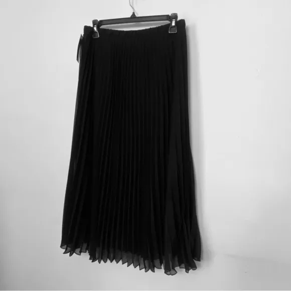 New  Vince Camuto Black Midi Complete Pleated Skirt. Sz S