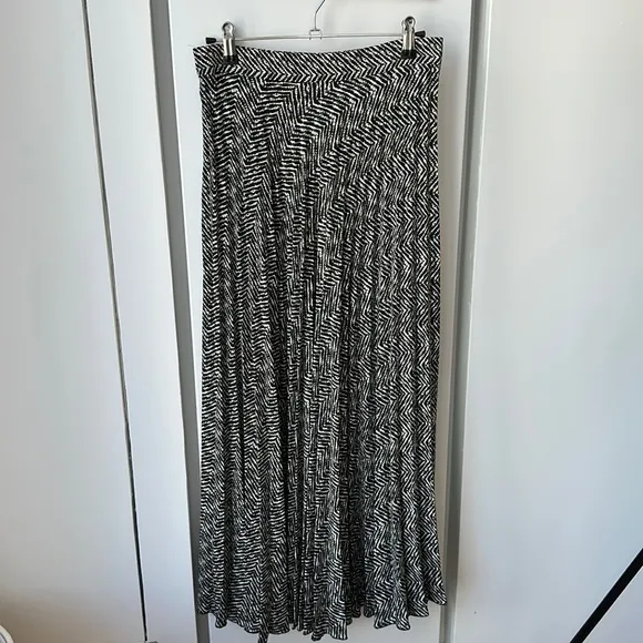 NEW Zara Abstract Pleated Skirt