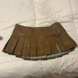 POSTER GRL VIRAL TAKEOVER MINI SKIRT - CAMEL