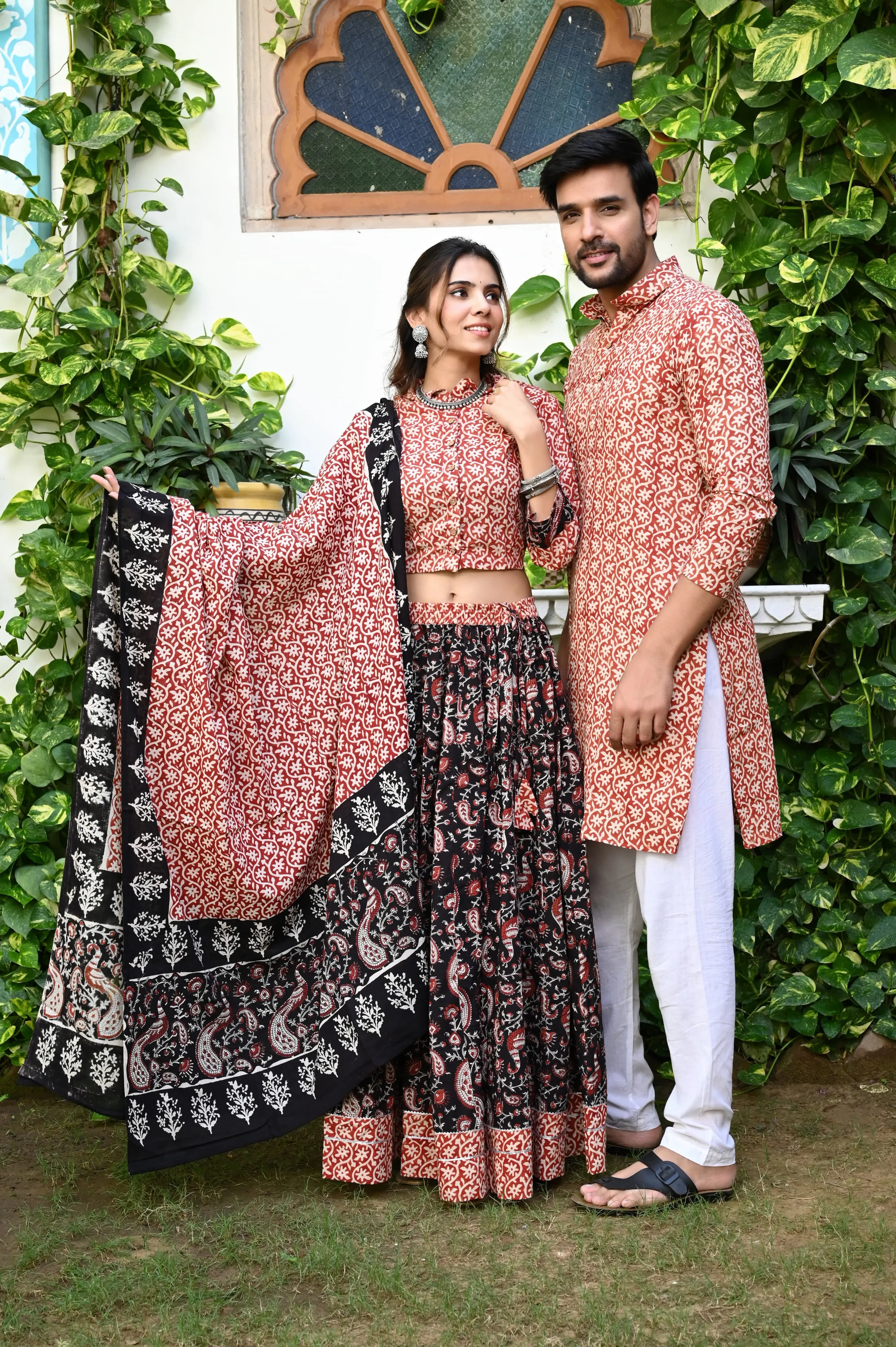 Red & Black Color Twinning Couple Set In Flora