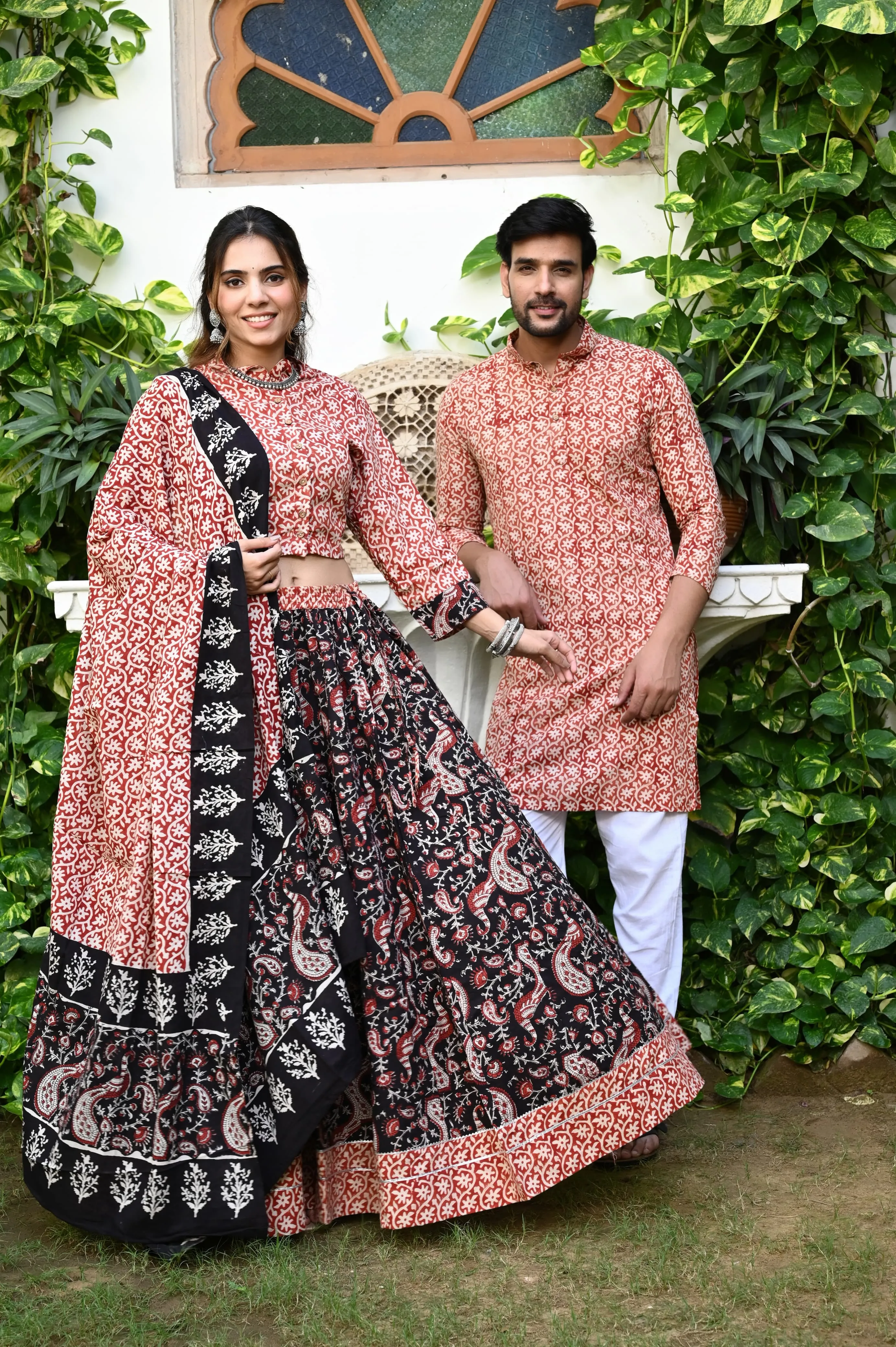 Red & Black Color Twinning Couple Set In Flora