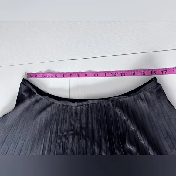 RUTI Black In The Fold Pleated Skirt Size L/Xl