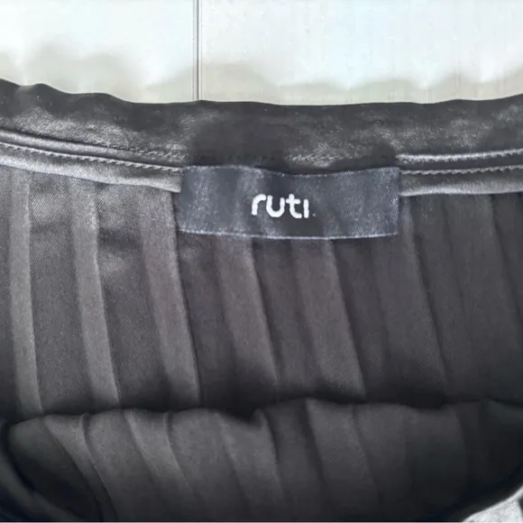 RUTI Black In The Fold Pleated Skirt Size L/Xl