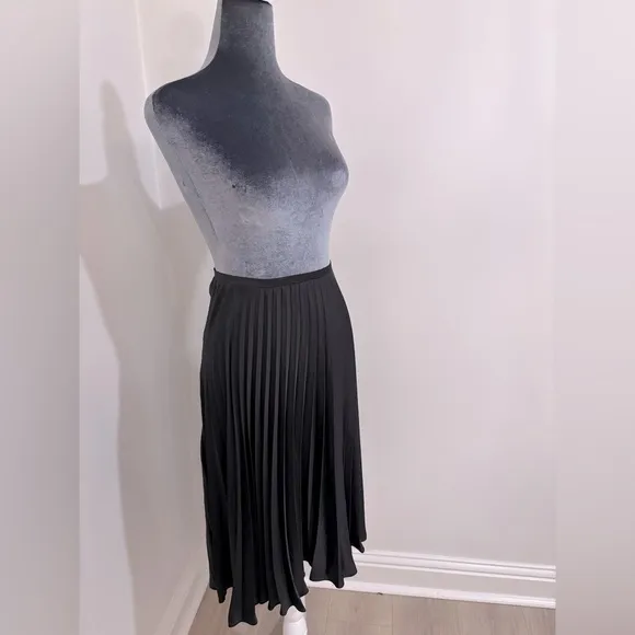RUTI Black In The Fold Pleated Skirt Size L/Xl