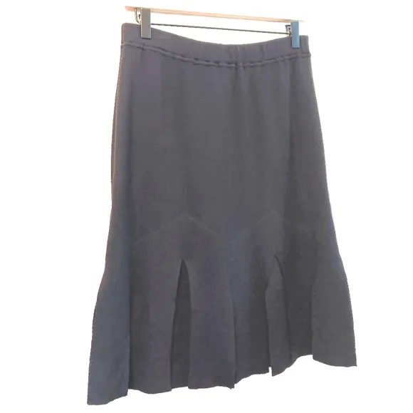 SALE! St. John Essentials Santana wool/rayon pleated car wash skirt. Size 6.