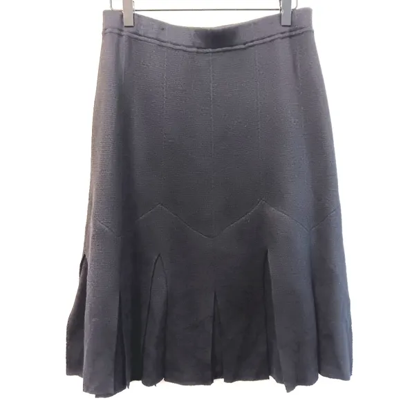 SALE! St. John Essentials Santana wool/rayon pleated car wash skirt. Size 6.