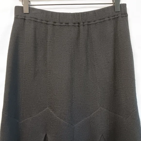 SALE! St. John Essentials Santana wool/rayon pleated car wash skirt. Size 6.