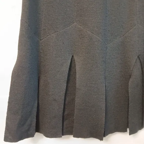 SALE! St. John Essentials Santana wool/rayon pleated car wash skirt. Size 6.