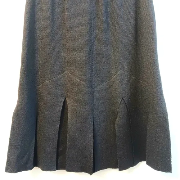 SALE! St. John Essentials Santana wool/rayon pleated car wash skirt. Size 6.