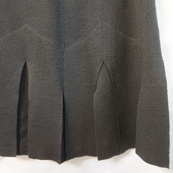 SALE! St. John Essentials Santana wool/rayon pleated car wash skirt. Size 6.